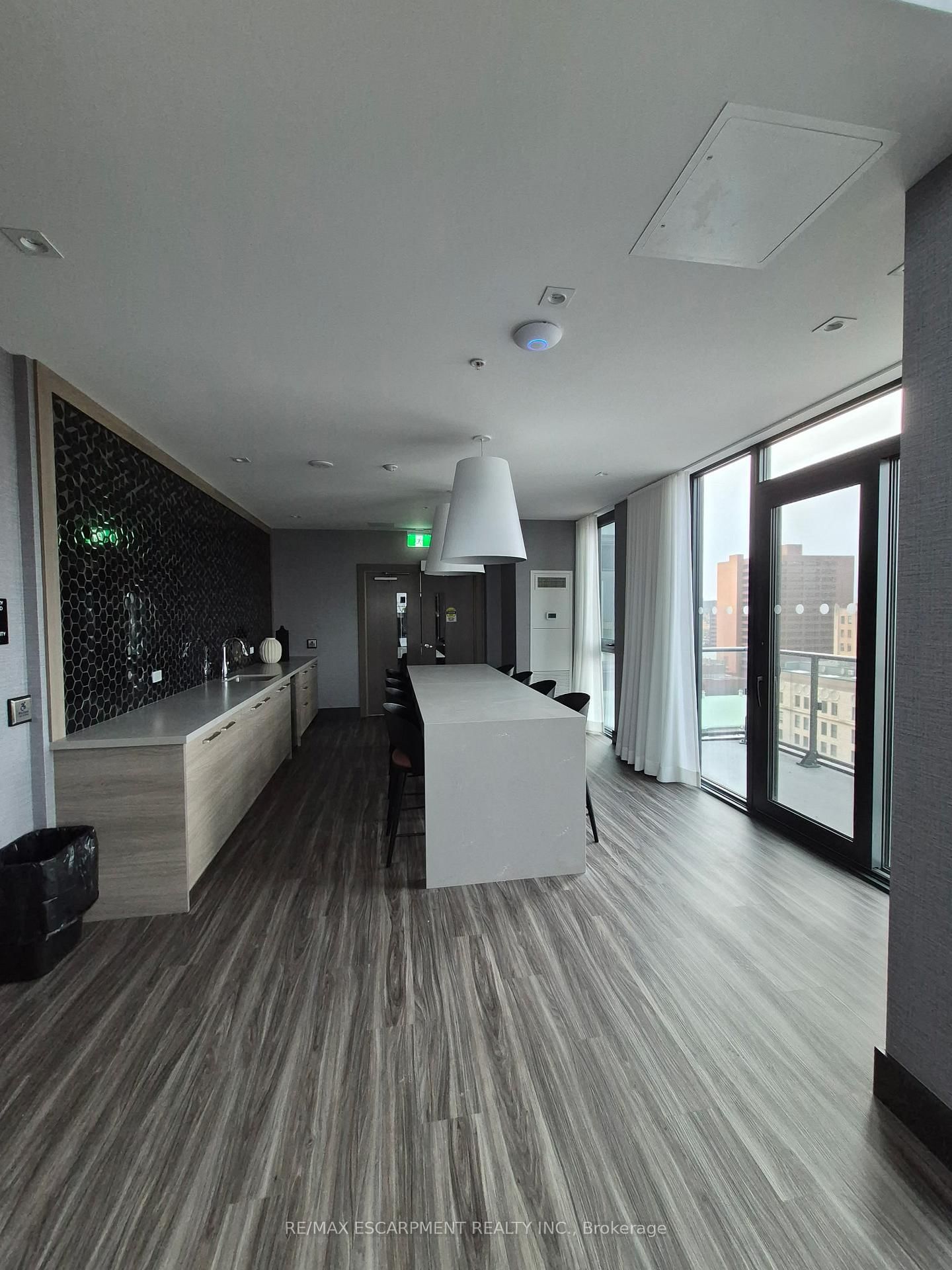 75 James Street S, Unit 818 - Photo 31