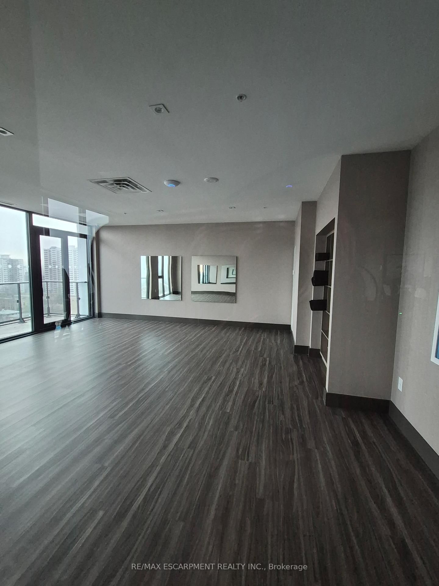 75 James Street S, Unit 818 - Photo 34