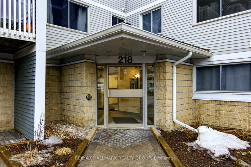 216 - 218 Viewmount Dr, Ottawa, K2E 7X5 | Image 2