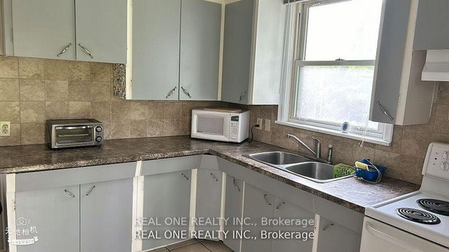 First floor - 92 Binkley Crescent W
