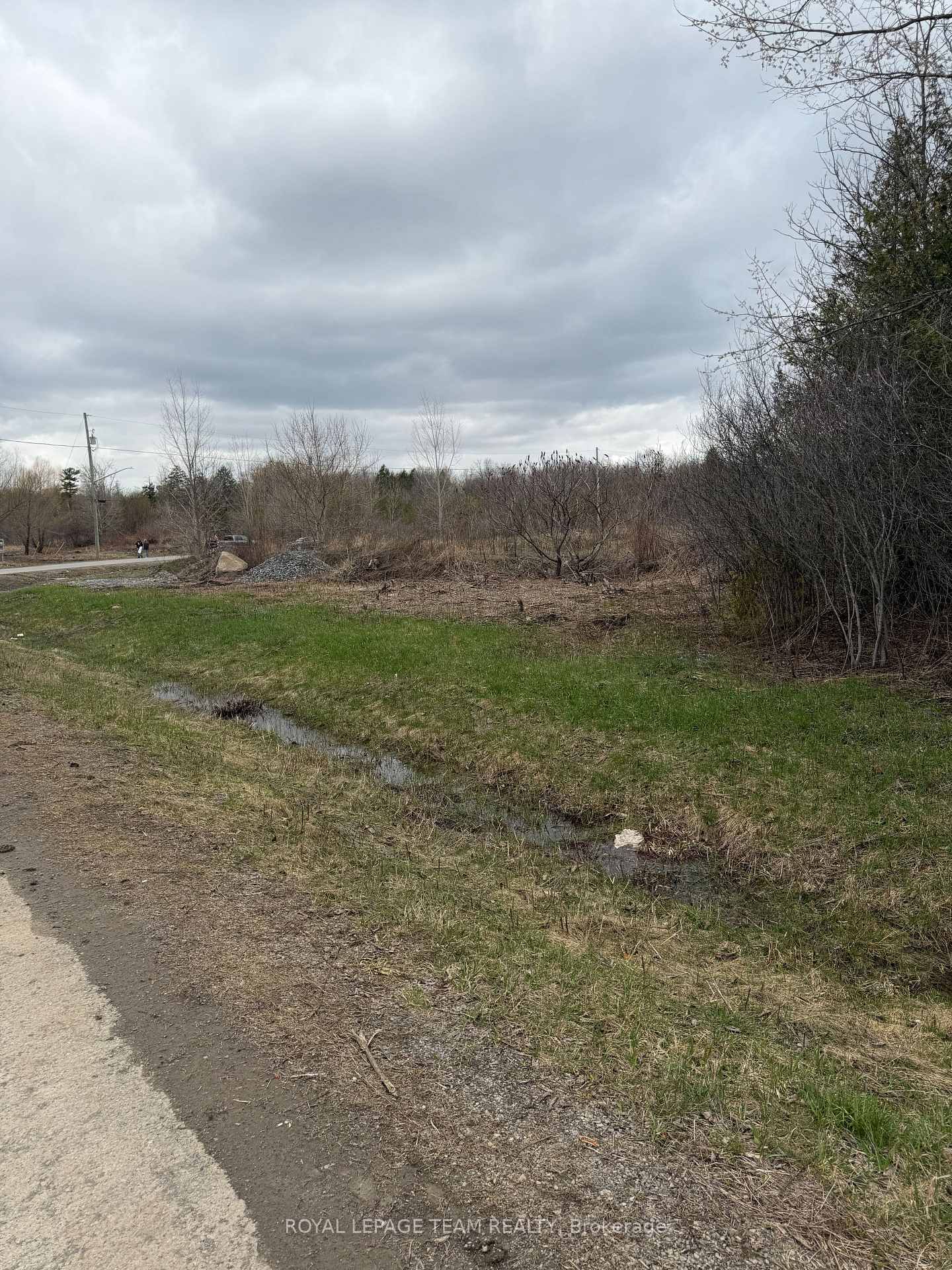 8050 Adam Baker Way • Metcalfe, ON photo 2