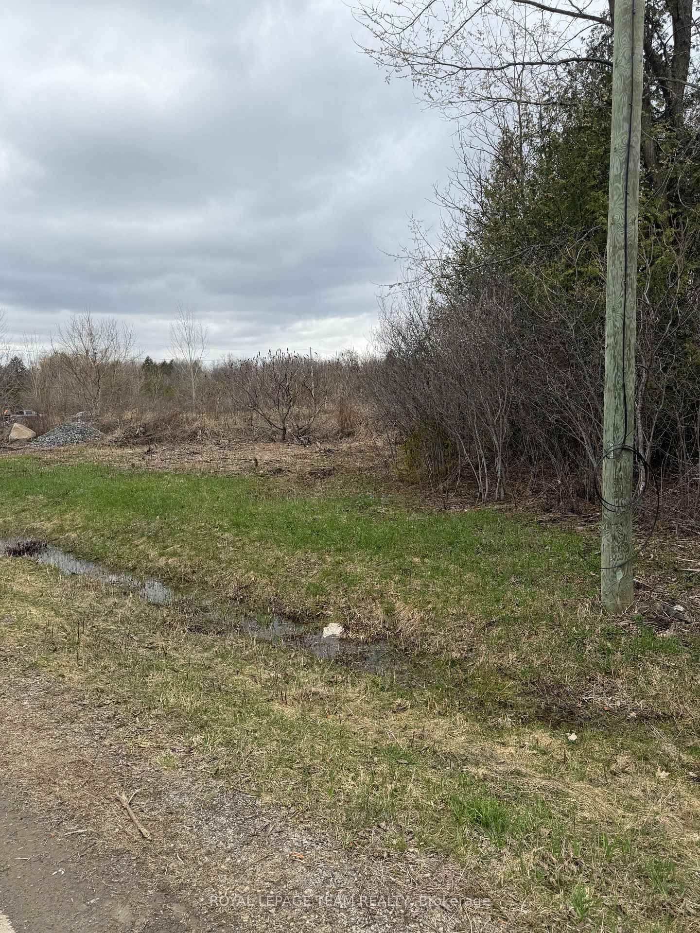 8050 Adam Baker Way • Metcalfe, ON photo 3