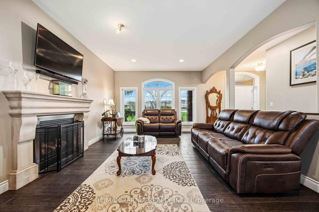 589 St Clair Parkway