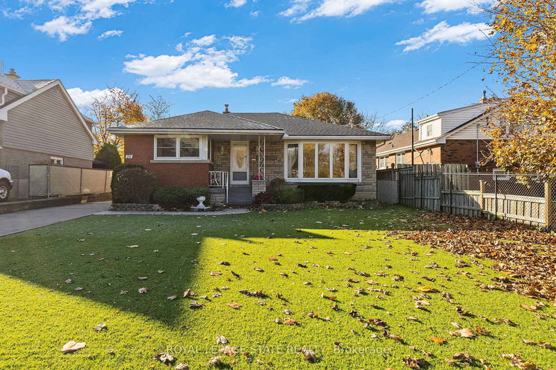 20 Burwell Ave, Hamilton, L8G 3L7 | Image 2