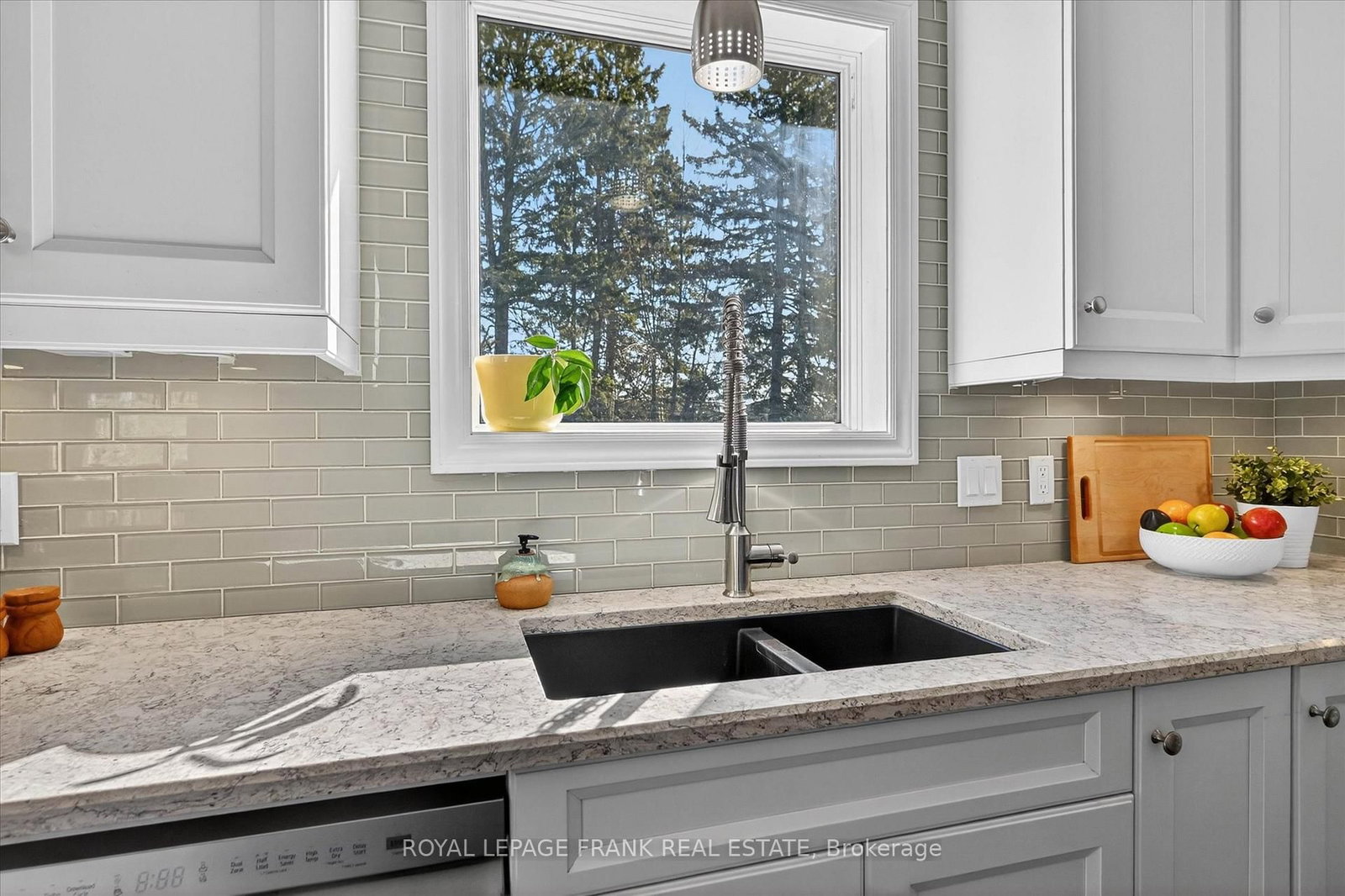 Detached House for sale at 452 Gordon Avenue, Peterborough, Ontario, K9J 6G5 - Town Ward 3 - MLS: X13019524