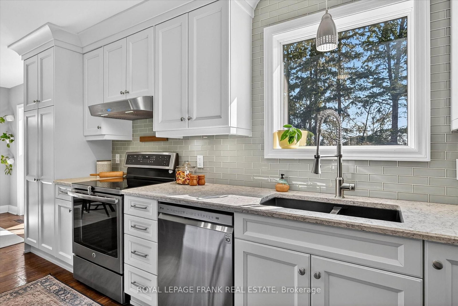 Detached House for sale at 452 Gordon Avenue, Peterborough, Ontario, K9J 6G5 - Town Ward 3 - MLS: X13019524