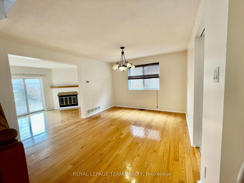 128 PINETRAIL Cres, Ottawa, K2G 5A1 | Image 2