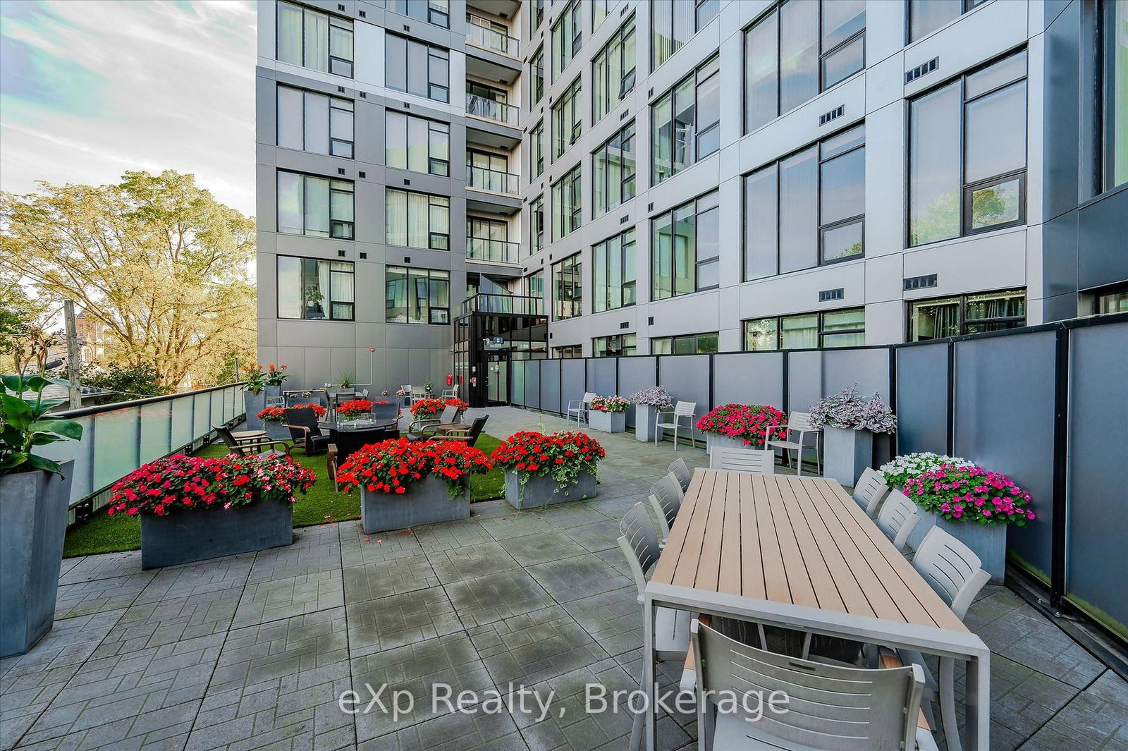 690 King Street W, Unit 202 - Photo 27