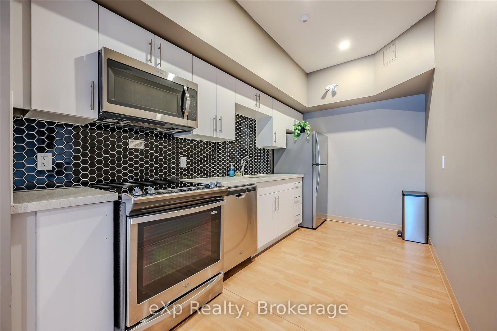 690 King Street W, Unit 202 - Photo 32