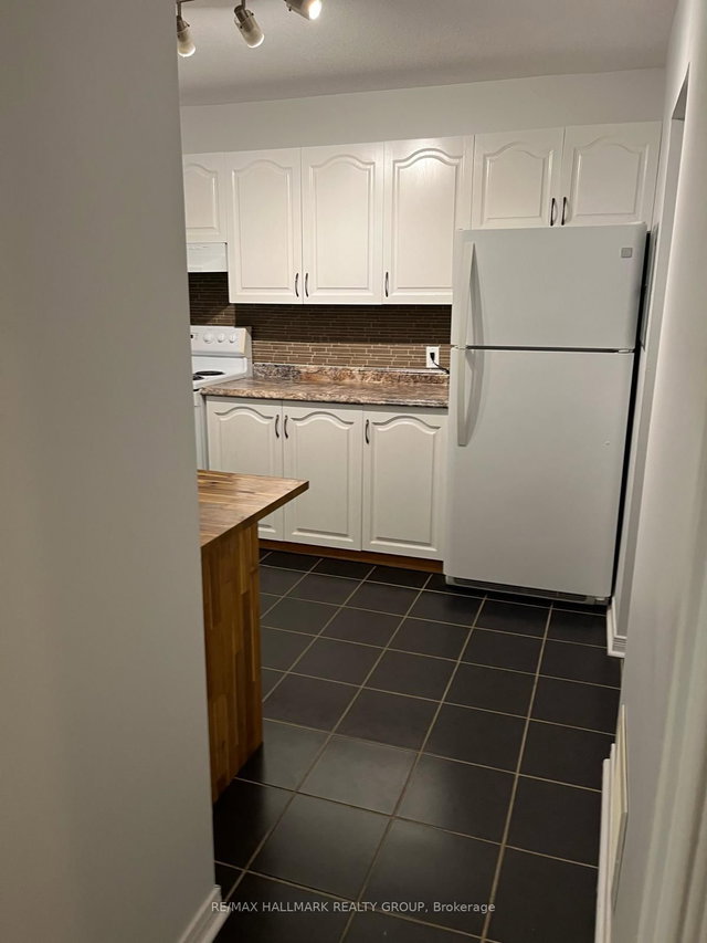 2 - 133 Spadina Avenue