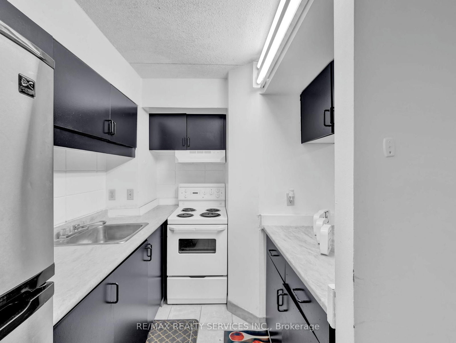 30 Hickory Street E, Unit 103 - Photo 10