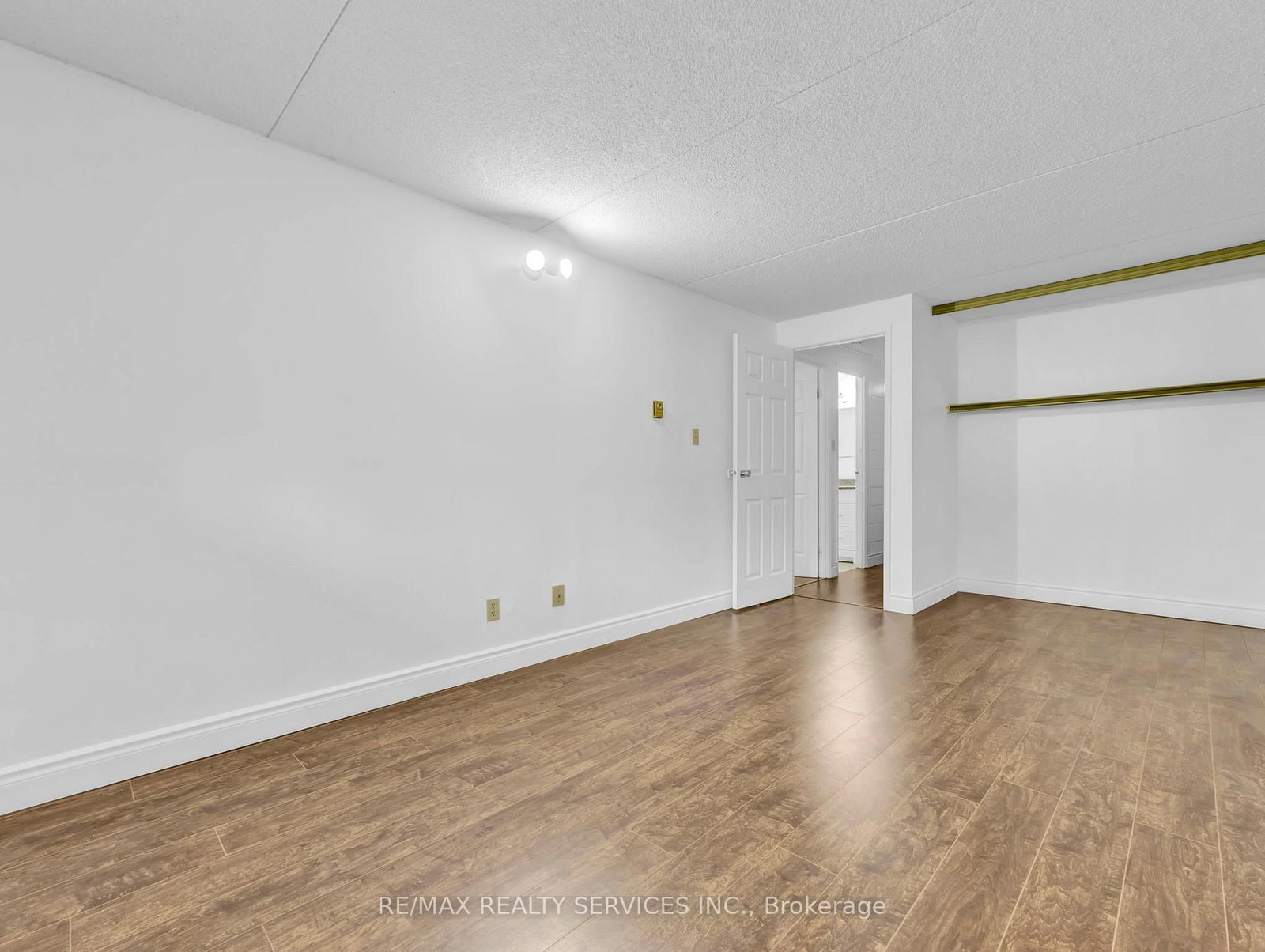 30 Hickory Street E, Unit 103 - Photo 23