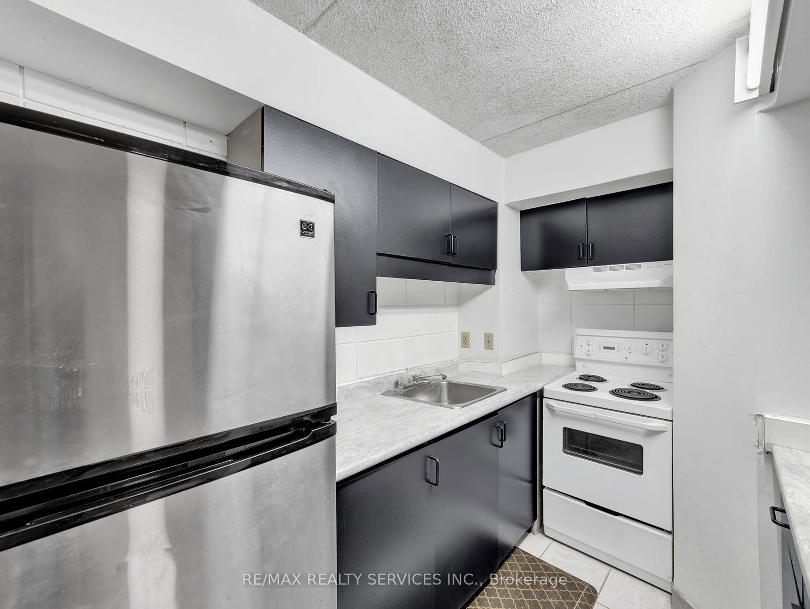 30 Hickory Street E, Unit 103 - Photo 9