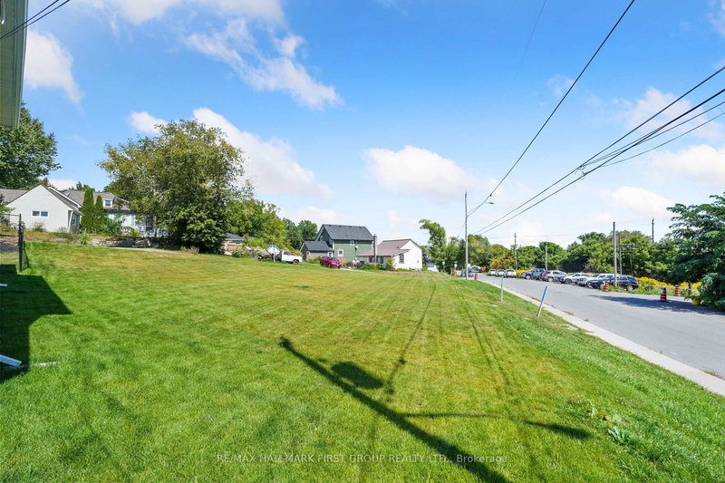 14 Alexander St, Port Hope, L1A 1B2 | Image 2