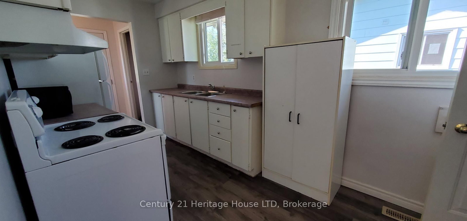 Semi-Detached House for sale at 542 First Avenue, Welland, Ontario, L3C 1Z3 - N. Welland - MLS: X13022012