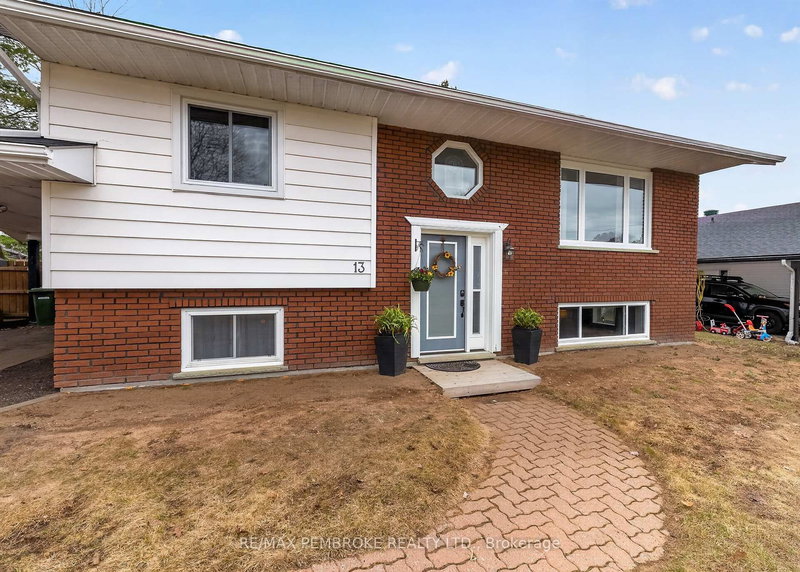 13 Point Cres, Petawawa, K8H 3G1 | Image 2