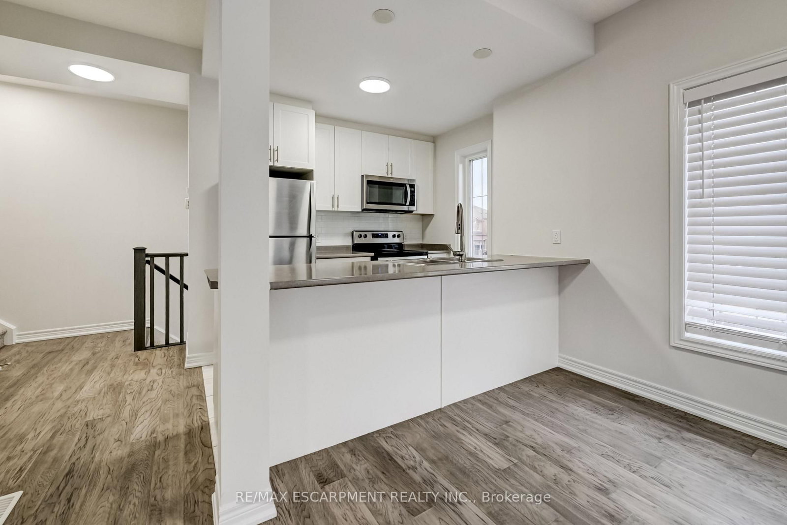 Townhouse for sale at 23 ridgeside Lane, Hamilton, Ontario, L8B 1W5 - Waterdown - MLS: X13023002