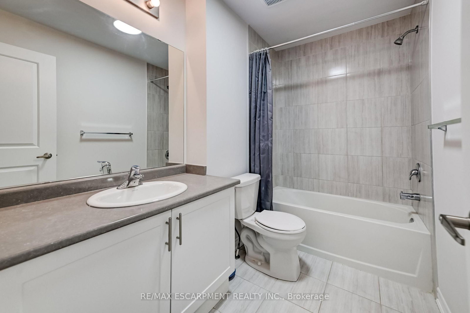 Townhouse for sale at 23 ridgeside Lane, Hamilton, Ontario, L8B 1W5 - Waterdown - MLS: X13023002