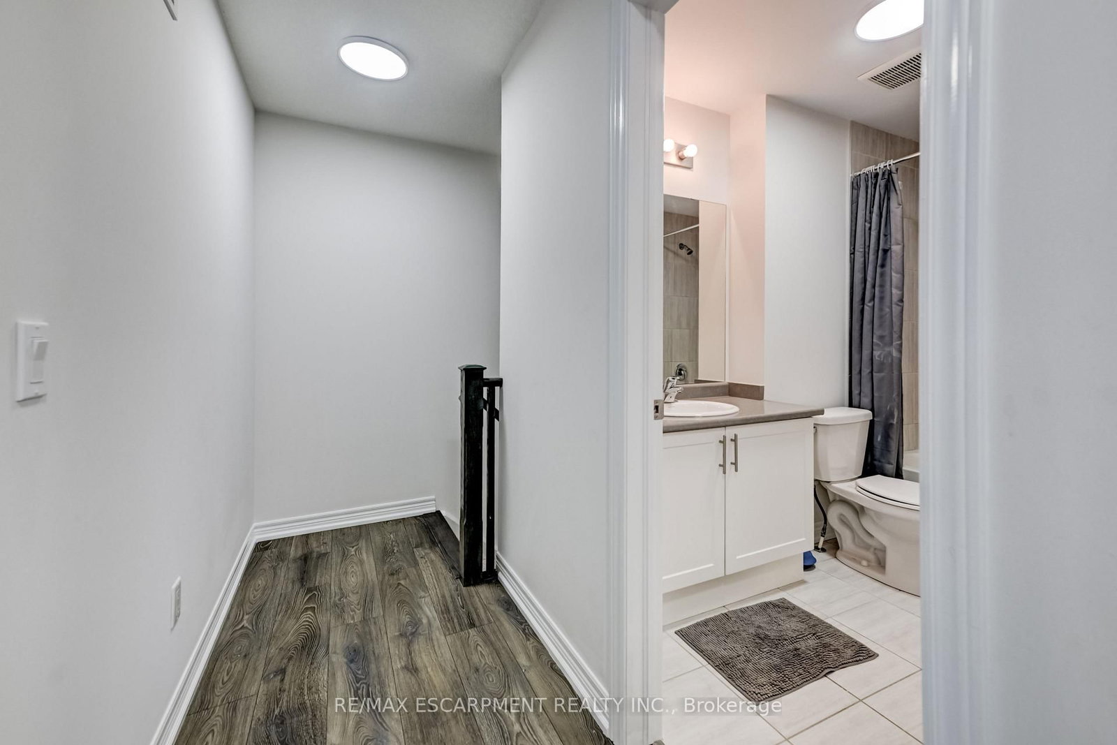 Townhouse for sale at 23 ridgeside Lane, Hamilton, Ontario, L8B 1W5 - Waterdown - MLS: X13023002