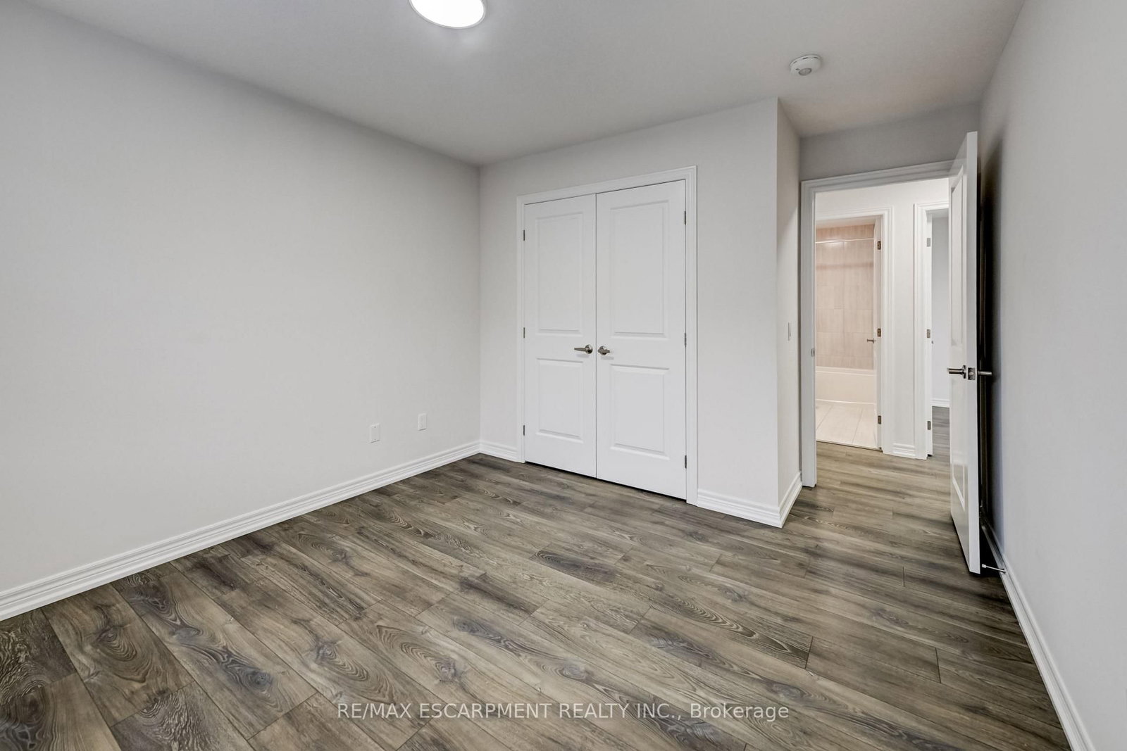 Townhouse for sale at 23 ridgeside Lane, Hamilton, Ontario, L8B 1W5 - Waterdown - MLS: X13023002