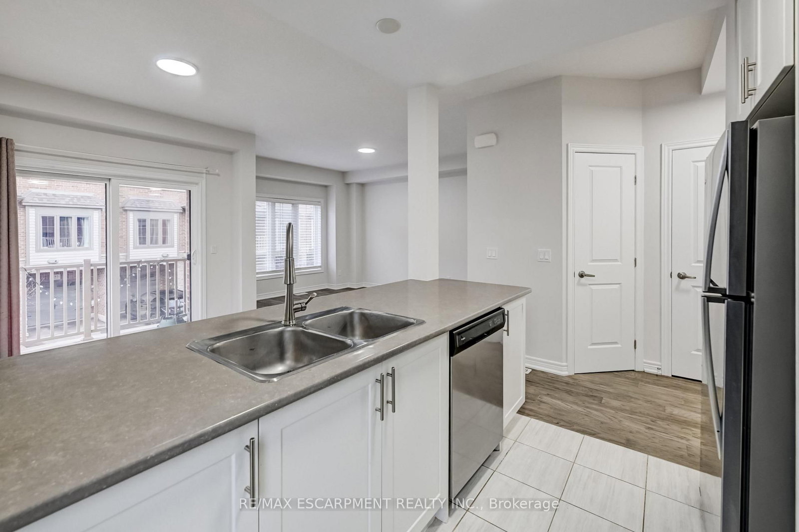 Townhouse for sale at 23 ridgeside Lane, Hamilton, Ontario, L8B 1W5 - Waterdown - MLS: X13023002