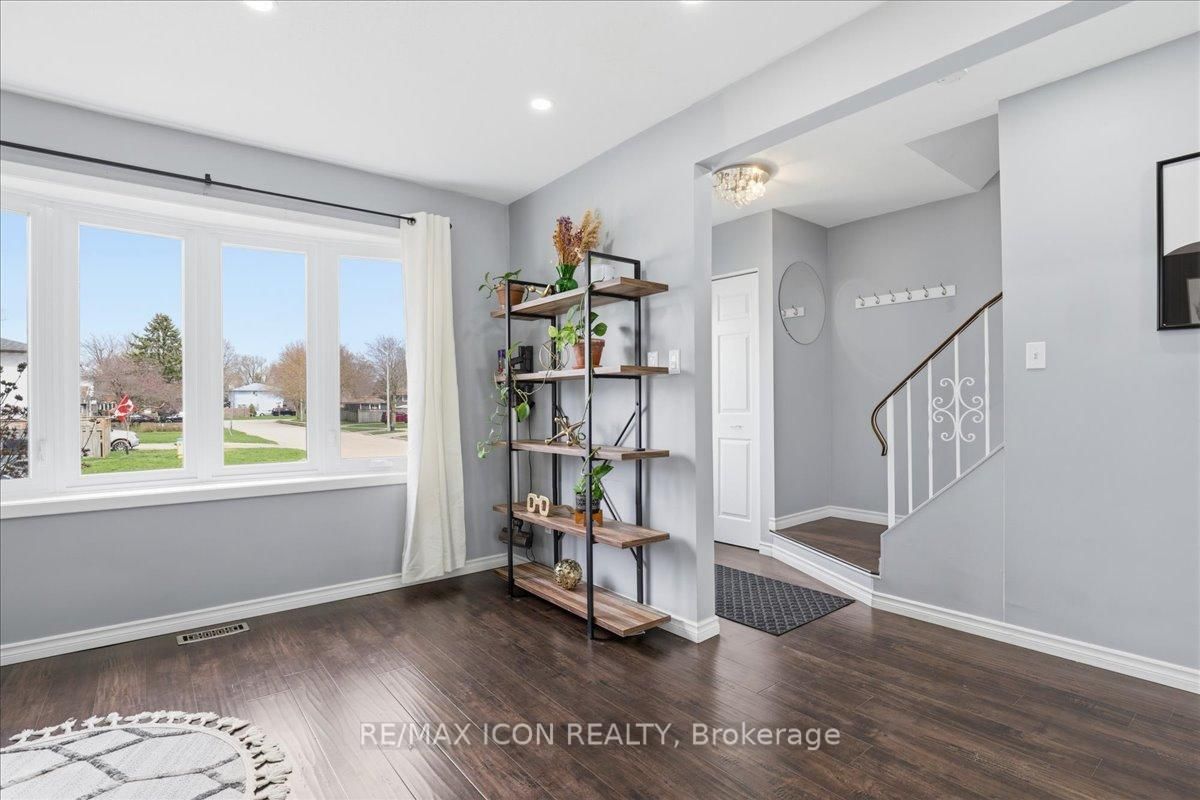 108 Astor Crescent - Photo 8