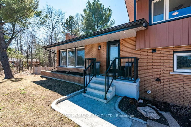 551 Laurentian Dr, Petawawa, K8H 2M5 | Image 2