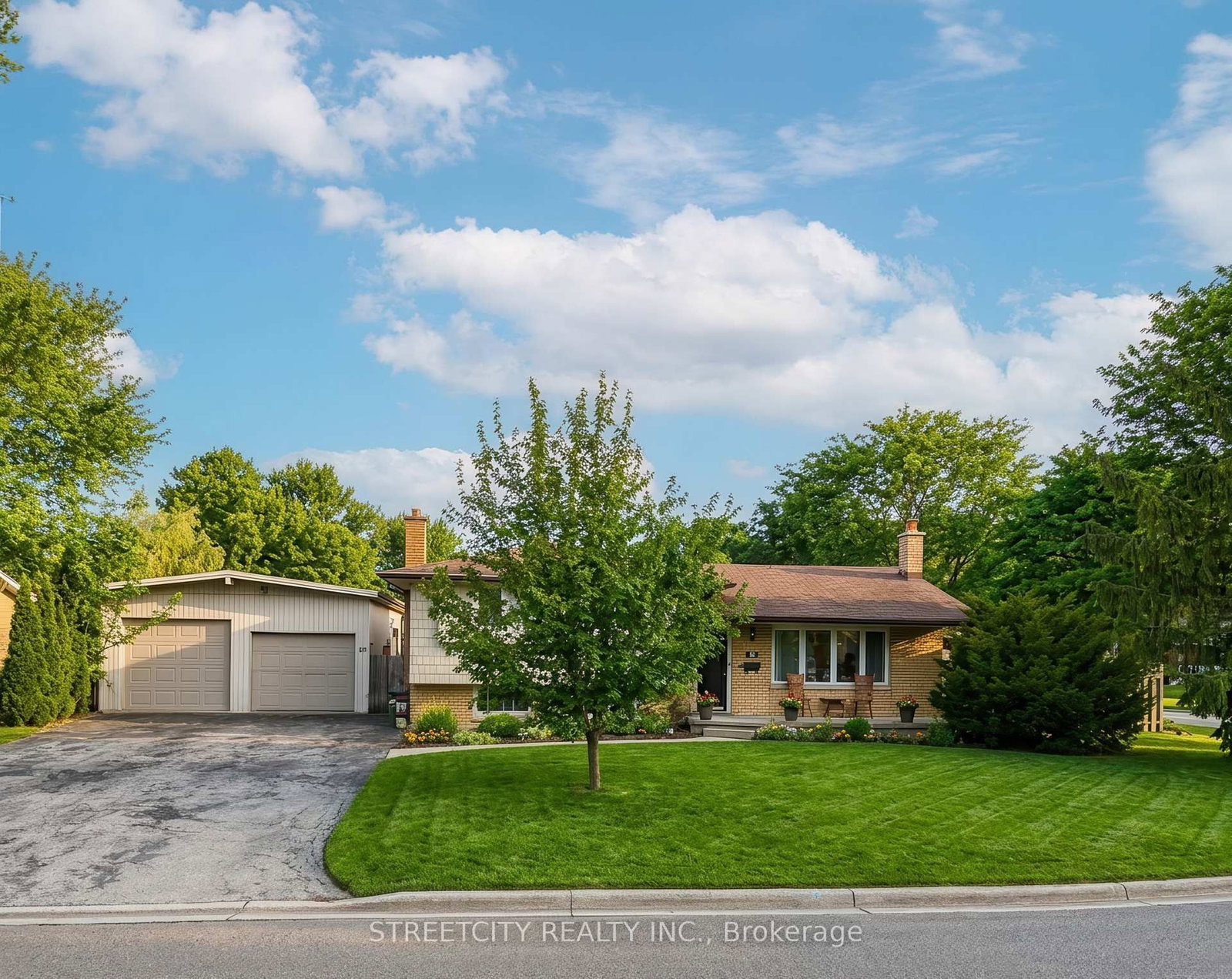 Detached House for sale at 68 Downing Crescent, London South, Ontario, N6C 3C8 - South S - MLS: X13024942