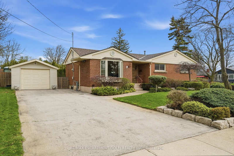 4 Tilbury Crt, Hamilton, L8T 2M4 | Image 3