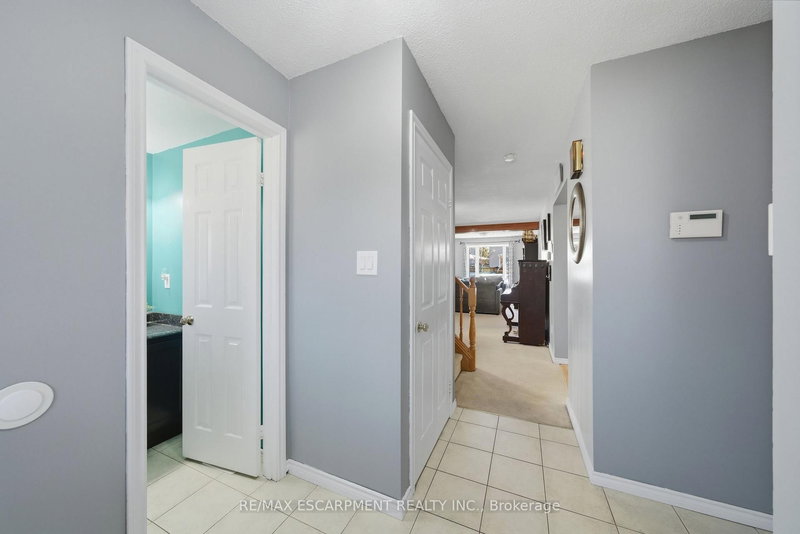 15 Finch Pl, Hamilton, L9A 5C2 | Image 3