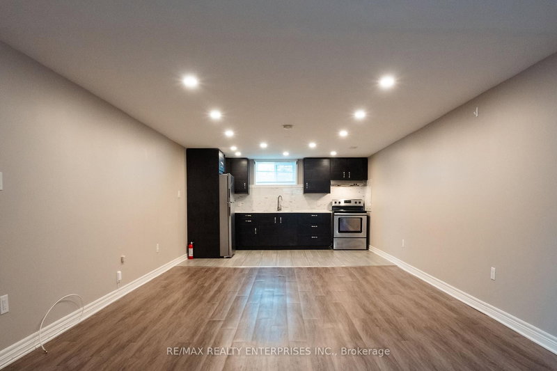 Lower - 8 Salmond Crt, Hamilton, L8T 2J7 | Image 3