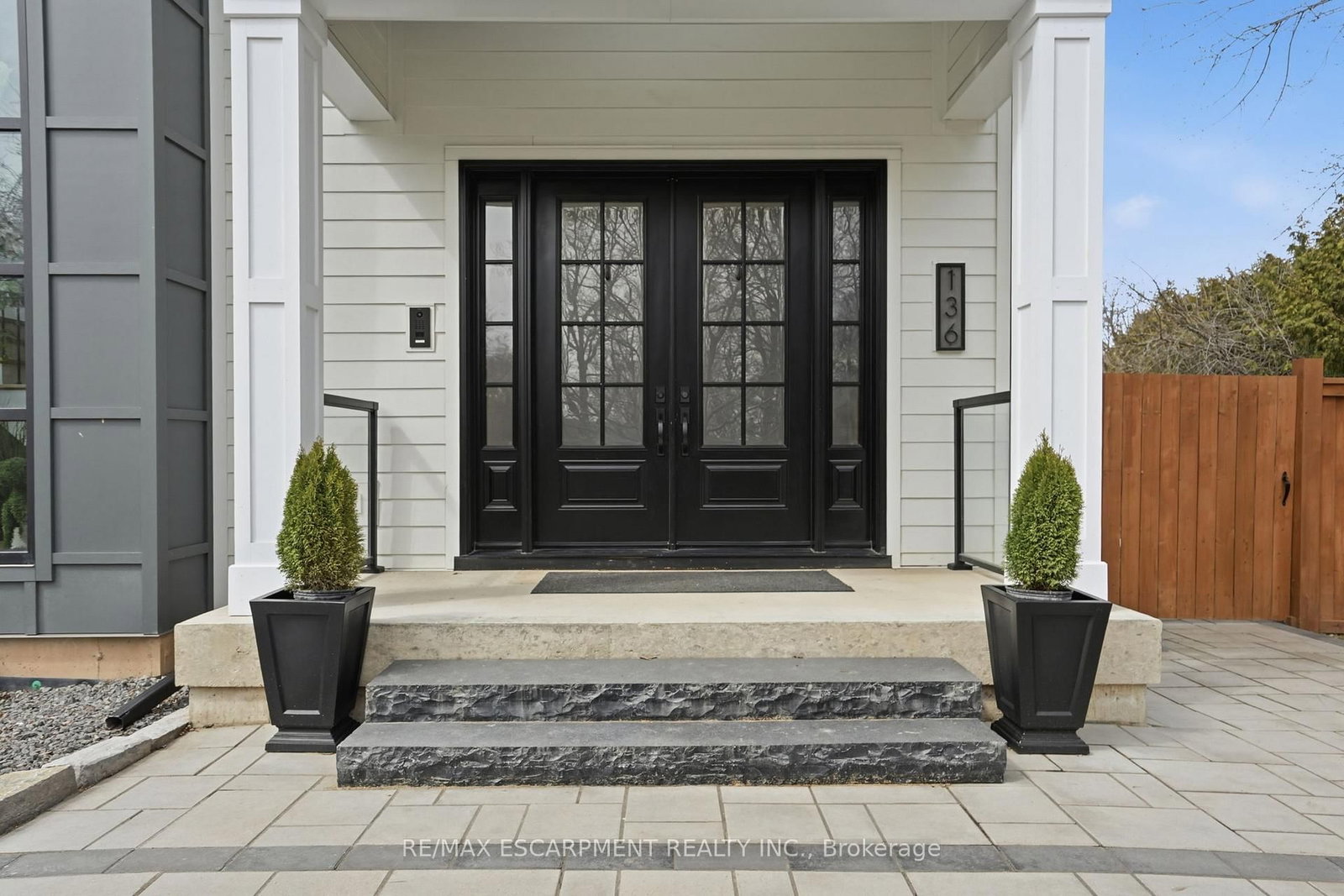 136 ROCKCLIFFE Road - Photo 3