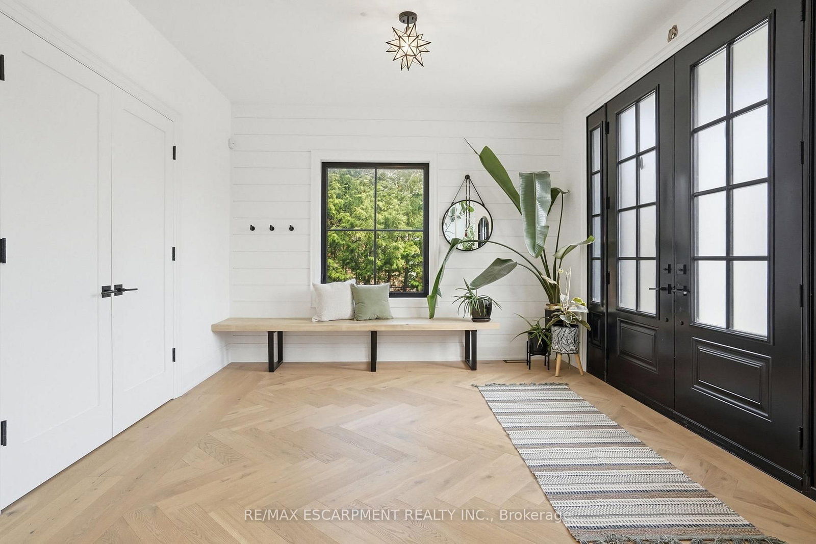 136 ROCKCLIFFE Road - Photo 4