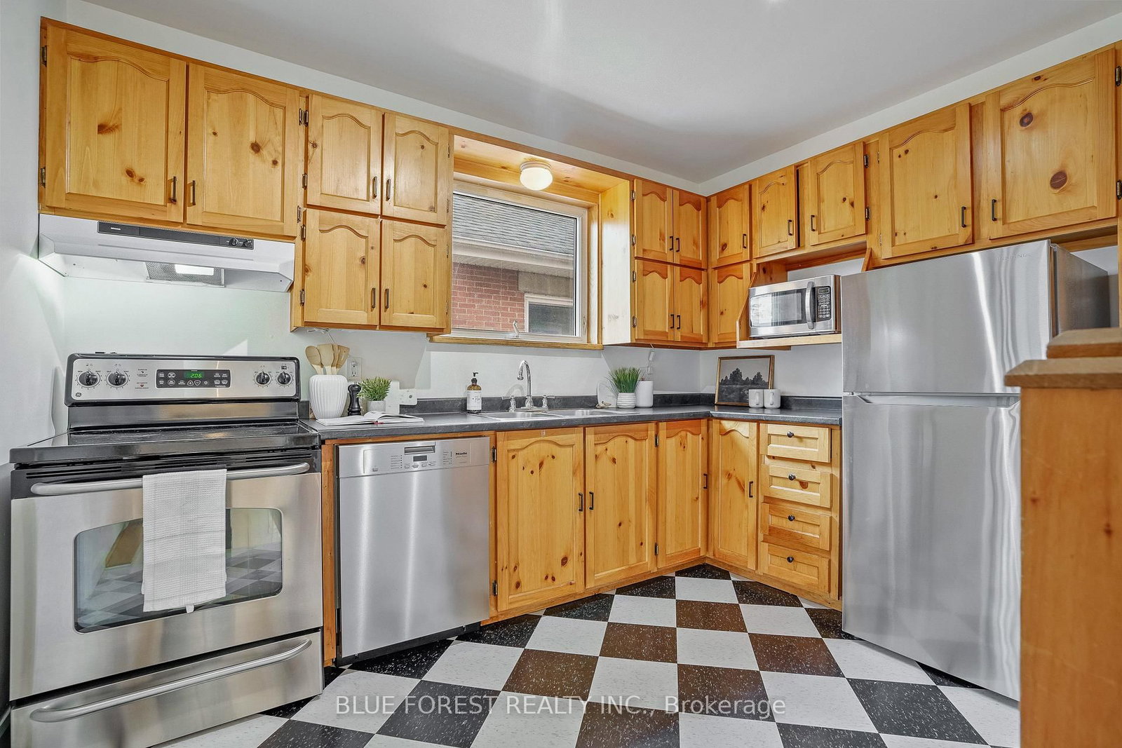 343 Emery Street E - Photo 10