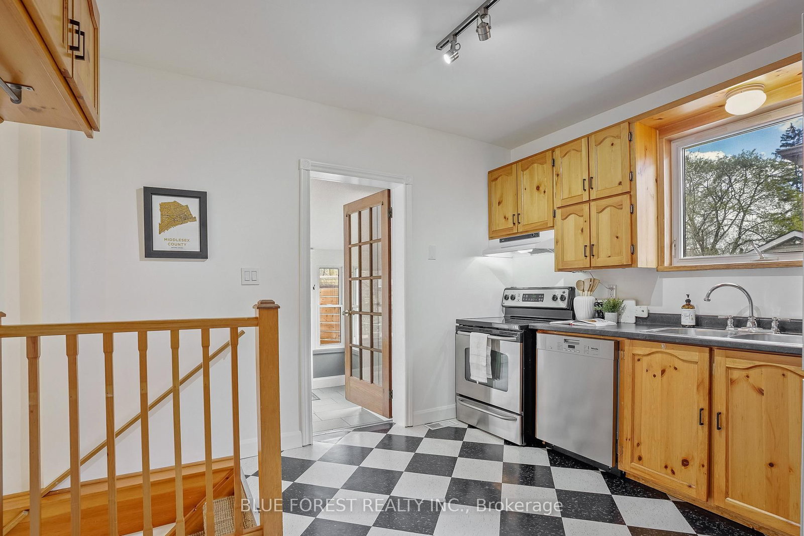 343 Emery Street E - Photo 9