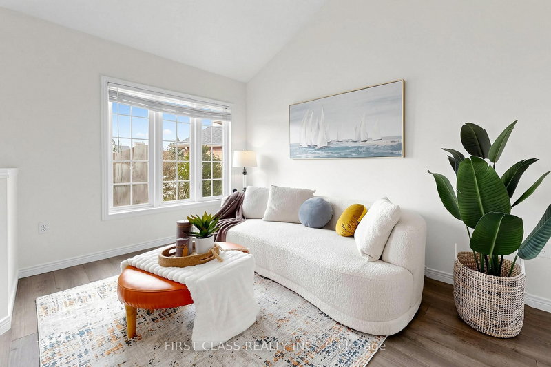 11 Diamond Crt, Hamilton, L9C 7V5 | Image 3