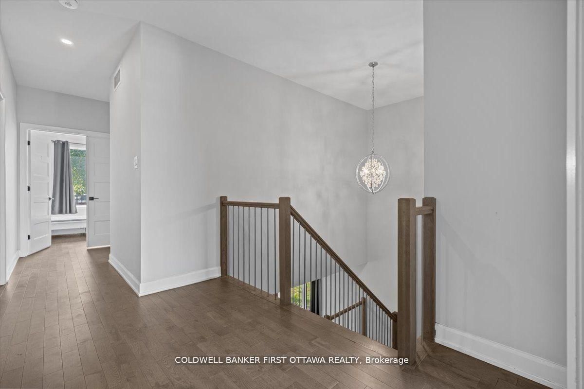 562 QUEEN MARY Street - Photo 12