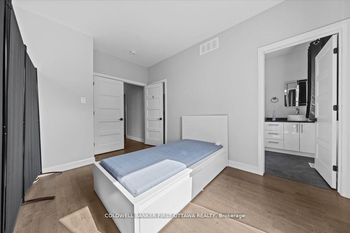 562 QUEEN MARY Street - Photo 21