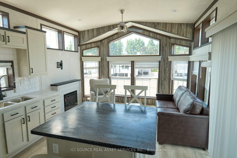 LGTHS - 1082 Shamrock Marina Rd, Gravenhurst, P0E 1N0 | Image 2