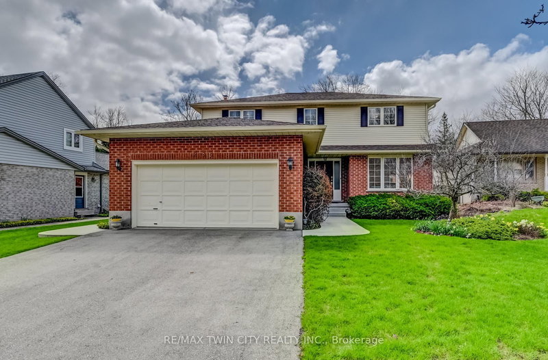 285 Magnolia Pl, Waterloo, N2V 2A3 | Image 2