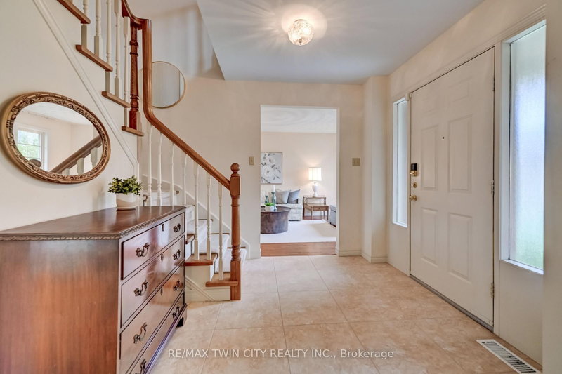 285 Magnolia Pl, Waterloo, N2V 2A3 | Image 3