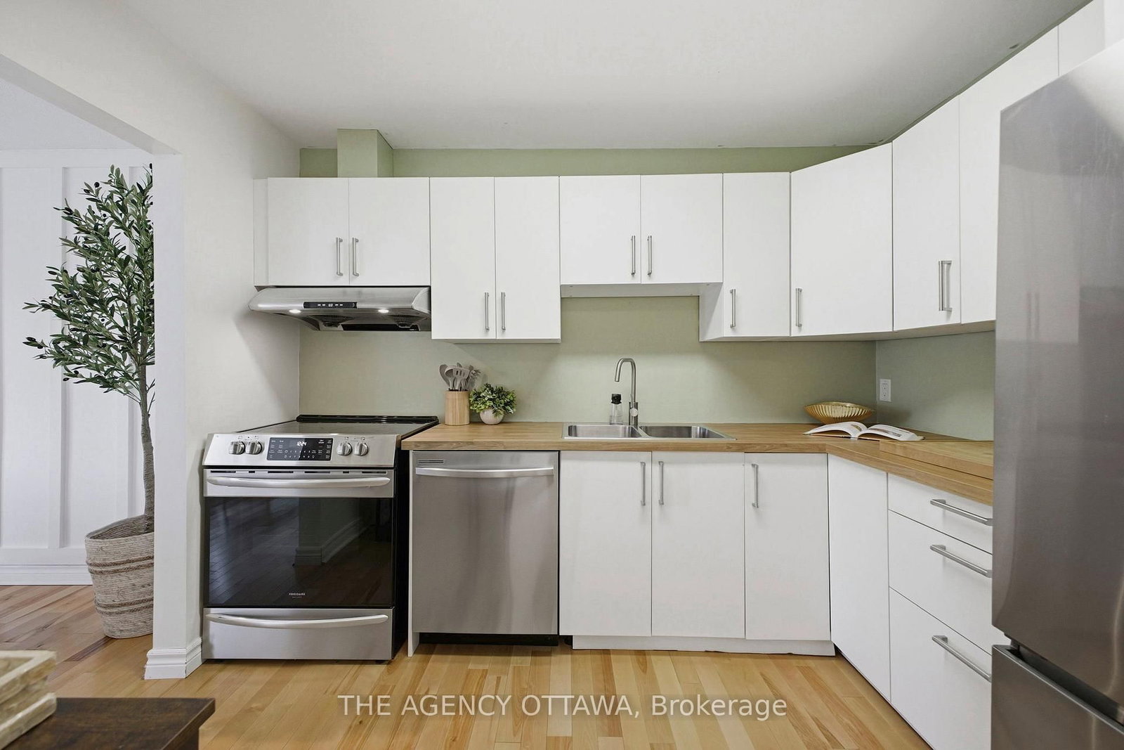 Listing Image 4