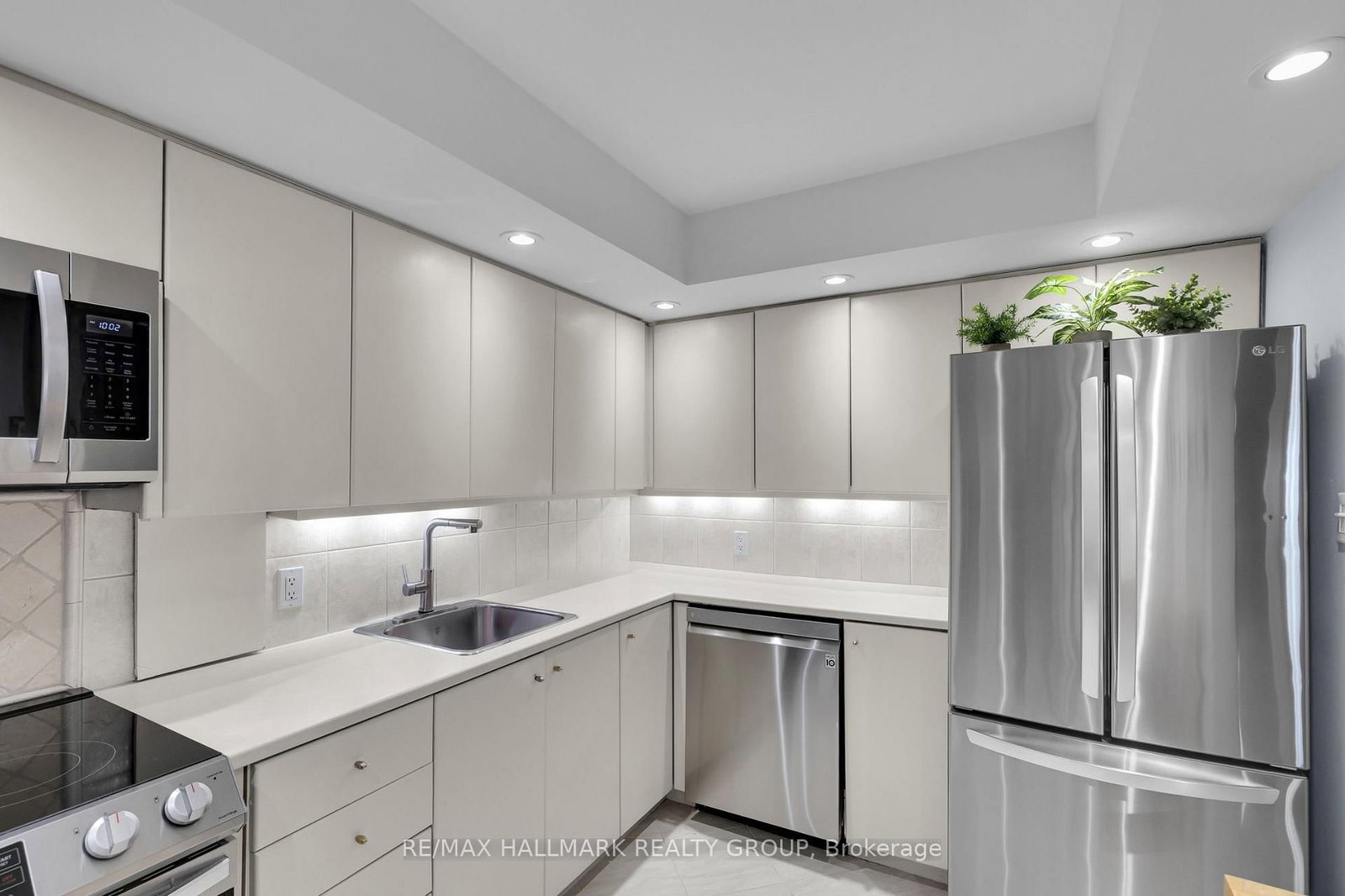 151 Bay Street, Unit 810 - Photo 8