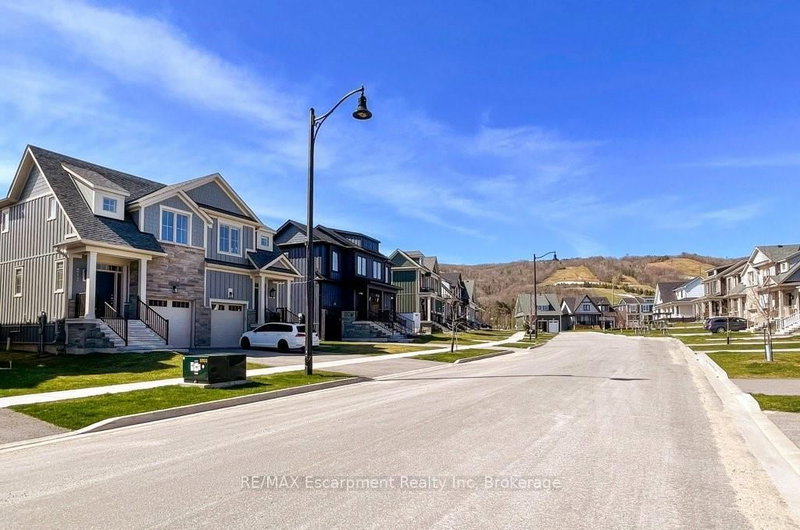 212 Courtland St, Blue Mountains, L9Y 4E4 | Image 3