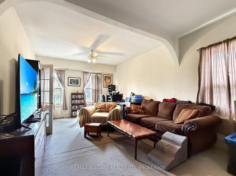 35 Forsythe St, Fort Erie, L2A 1X1 | Image 2