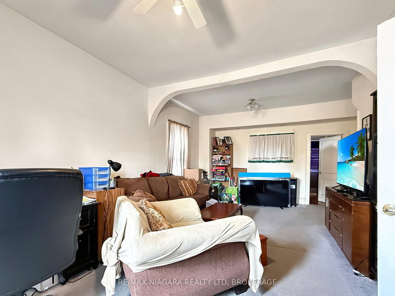 35 Forsythe St, Fort Erie, L2A 1X1 | Image 3