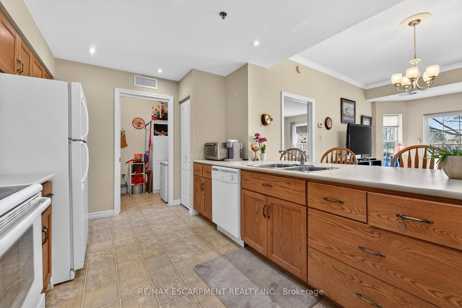 317 W Lock Street, Unit 115 - Photo 8