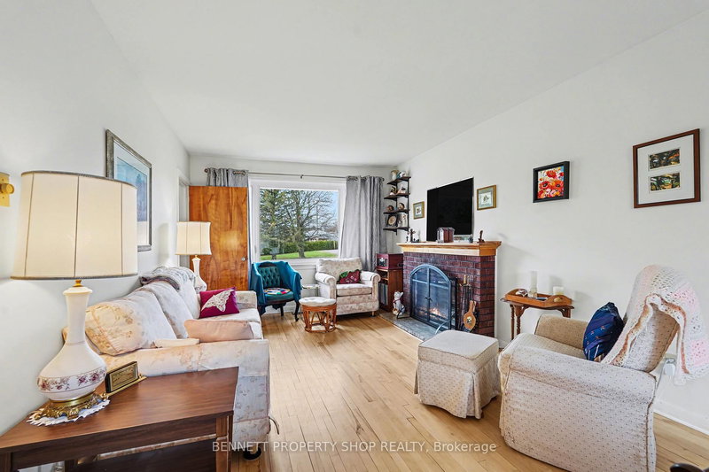 1953 Saunderson Dr, Ottawa, K1G 2C8 | Image 3