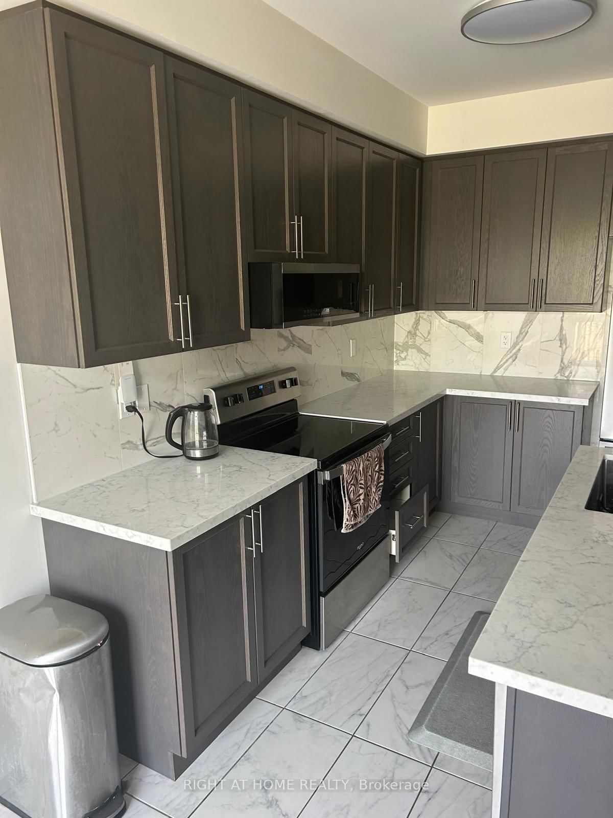 166 DEERPATH Drive, Unit 13