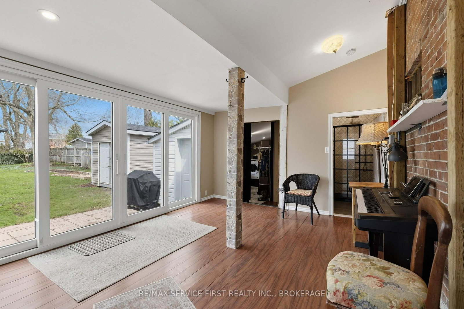 15 Graham Street E - Photo 19